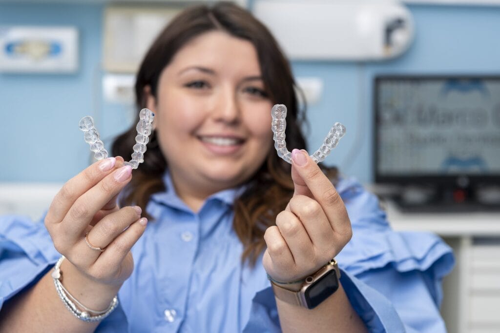 Ortodonzia trasparente: come risolvere il problema di affollamento/allineamento dentale? 1 Apparecchi trasparenti a Busca