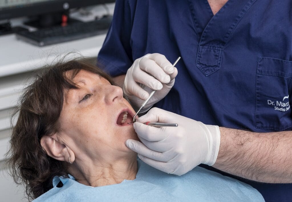 Denti fissi in 24 ore. Come funziona il carico immediato? 2 Implantologia a carico immediato per paziente